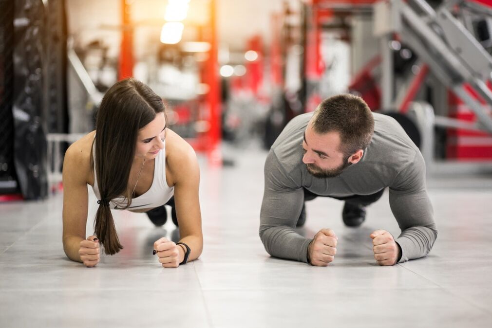 Տղամարդը և կինը կատարում են Plank վարժությունը, որը նախատեսված է մկանների բոլոր խմբերի համար